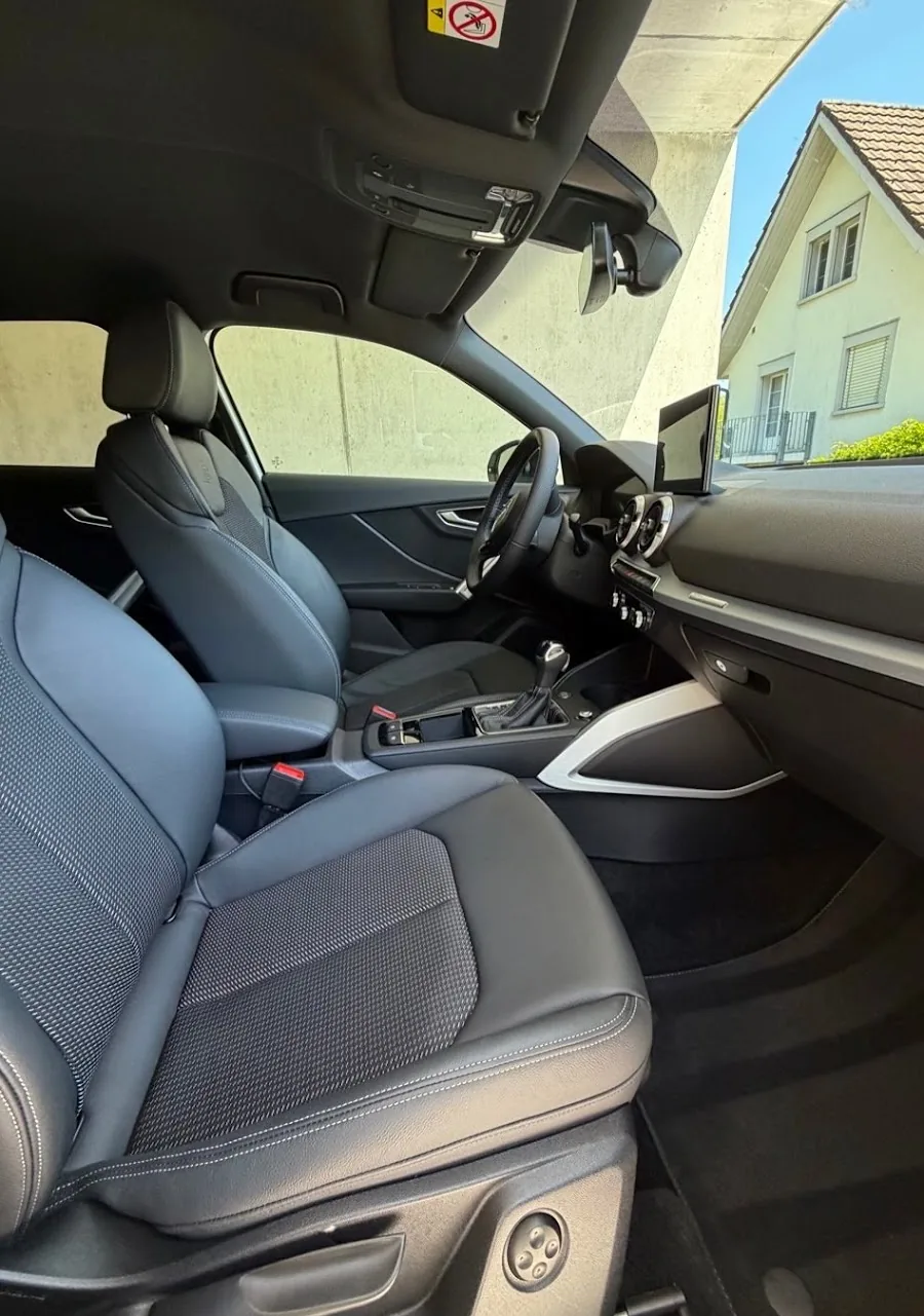 Frisch gereinigter Innenraum eines Audi Q2 mit sauberen Sitzen und staubfreiem Armaturenbrett